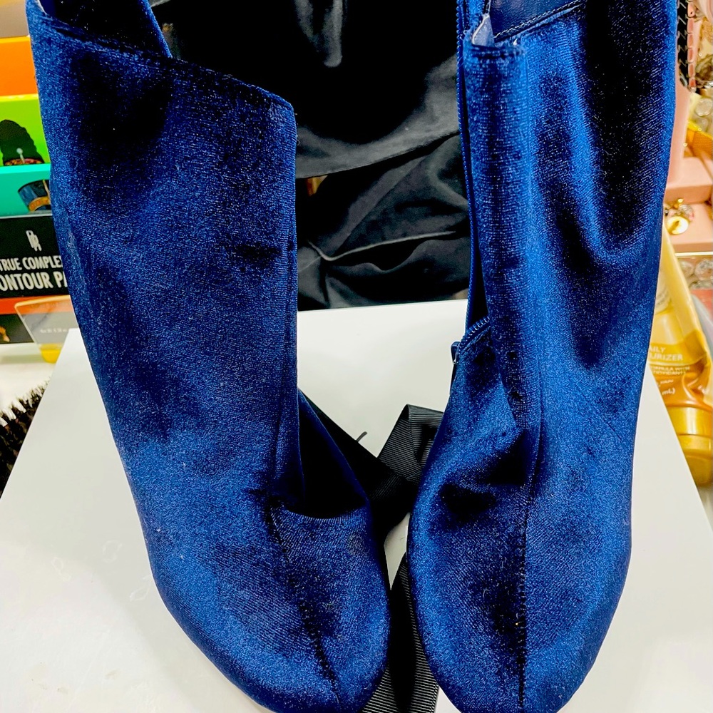 Size 9 gently used velvet blue booties.